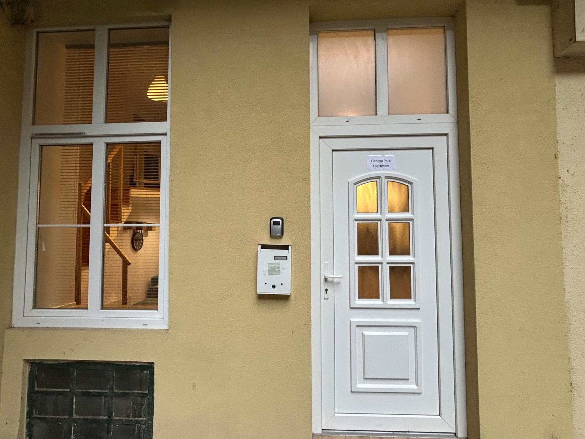 Central Park Apartman Будапеща Екстериор снимка